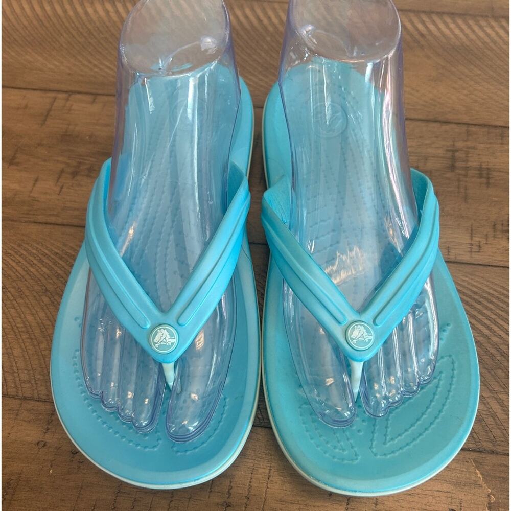 BEAUTIFUL CROCS THONGS SANDALS - Women’s SIZE 7/ Men’s size 5